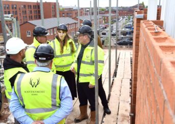 Rt Hon Angela Rayner and Sir Keir Starmer with the Wavensmere Homes construction team lr.jpg